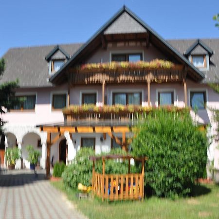 Hotel Arkadenhof ลอยแพร์ดอร์ฟ เบ เฟิร์สเทนเฟลด์ ภายนอก รูปภาพ