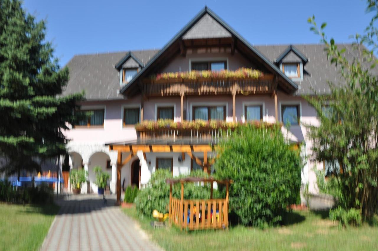 Hotel Arkadenhof ลอยแพร์ดอร์ฟ เบ เฟิร์สเทนเฟลด์ ภายนอก รูปภาพ